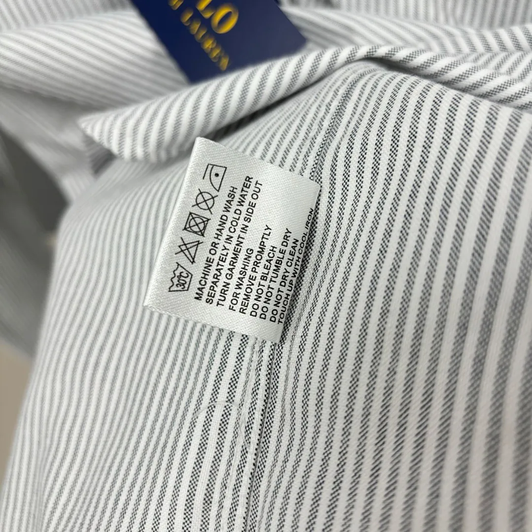 🅿️250 Ralph Lauren/Ralph Lauren imitation striped embroidered shirt. It is made of 100% cotton Oxford fabric. The 100% cotton material makes it very breathable. It is comfortable to wear and not easy to sweat. It has a loose fit and a three-dimensional upper body. The lines are smooth and natural. From the shoulder line to the waistline to the hem, the line transition is smooth. There are no unnecessary folds or accumulation. The whole body is neat and stretched. The chest is embellished with the iconic pony embroidery. It is simple but highly recognizable. The color transition of the embroidery thread is natural. The stitches are even and the spacing is uniform and the stitches can be connected naturally. The lines are smooth and not stiff. Color: White Size: S M L XL
